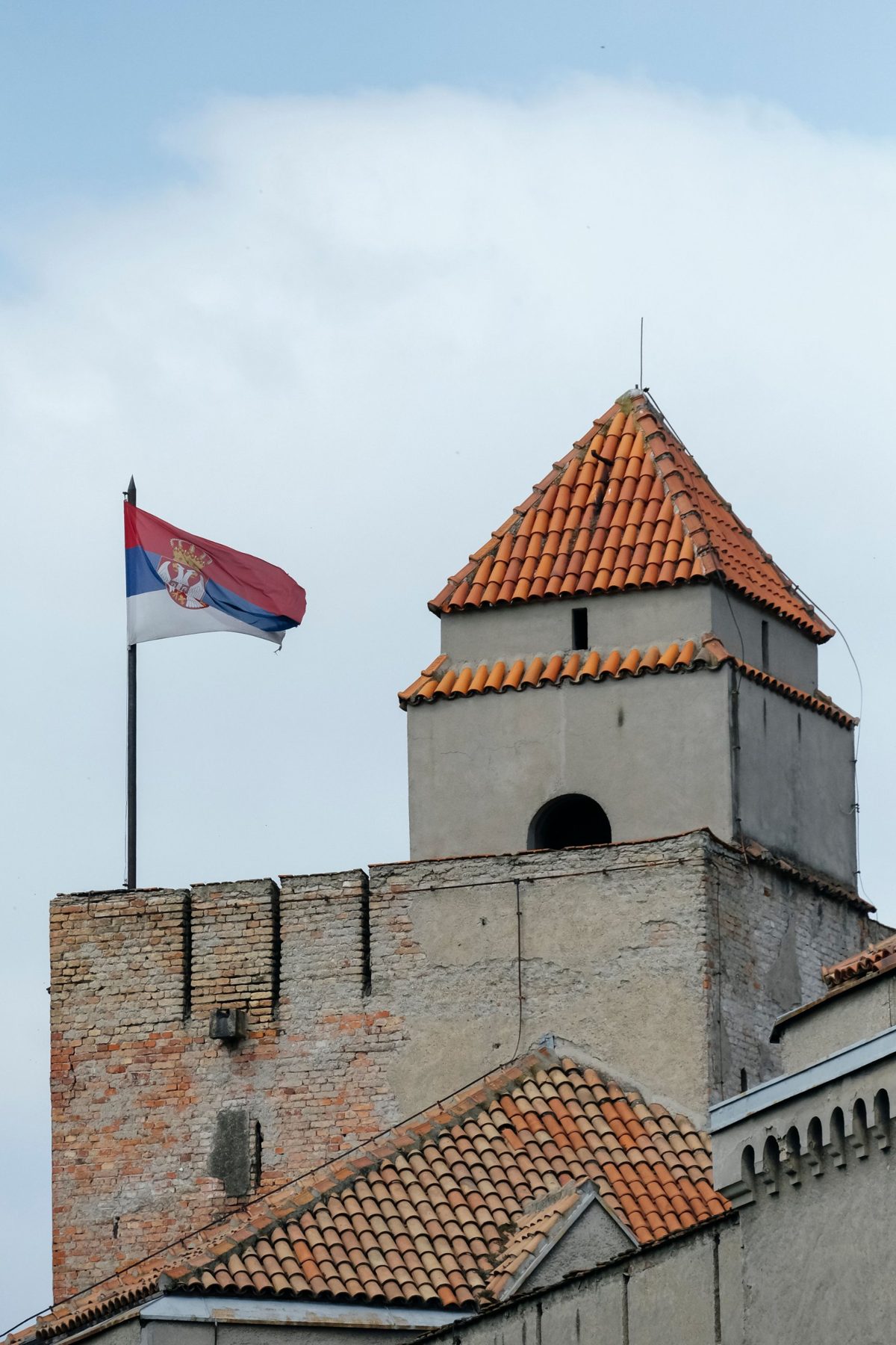 Крепость с флагом Сербии